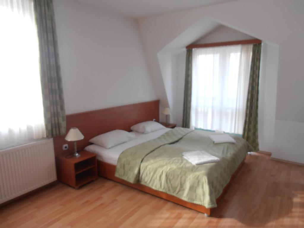 Hotel Kristaly Hajdúszoboszló Oda fotoğraf